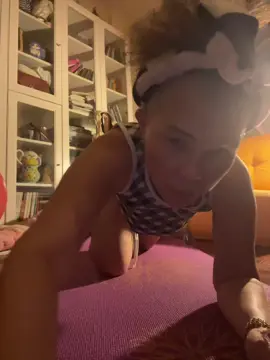 โฟกัสที่ “ท่าถูกต้อง” สำคัญกว่าระยะเวลา  • วางศอกให้อยู่ใต้หัวไหล่ตรง ๆ  • เกร็งหน้าท้อง (อย่าปล่อยให้หลังแอ่น)  • เกร็งก้น & ขาให้เป็นเส้นตรงจากศีรษะถึงส้นเท้า 👉 เริ่มจาก 15–30 วินาที แล้วค่อย ๆ เพิ่มทีละ 5–10 วินาทีต่อวัน ท่านี้ไม่ต้องจ่ายแพง แต่ให้ผลลัพธ์เหมือนเทรนเนอร์ส่วนตัวมา plank ไปด้วยกัน… แล้วคุณจะยืนอย่างสง่ากว่าที่เคย…เชิญชวนค่ะ  Day 5/30  #plankchallenge #wemadeit#มนุษย์แม่ 