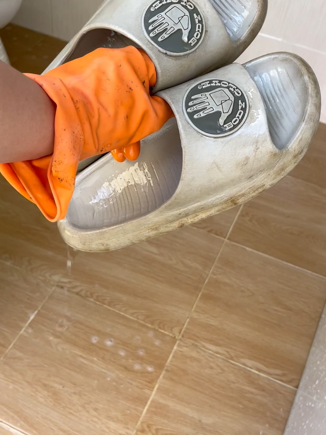 เธอก็ให้โอกาศเราได้ขัดรองเท้าก่อน 👟✨ #น้ํายาซักผ้ตัวดังในtiktok #น้ํายาซักชนิดน้ํา #ยูรัน #ยูรันผลิตภัณฑ์ซักผ้า #กลิ่นหอม