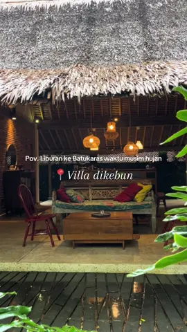 Enaknya nginep di villa ini bisa nyantai ngehabisin waktu sambil liatin hujan✨ 📍villa dikebun #batukaras #villabatukaras #penginapanbatukaras 