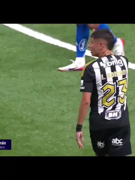 Clássico de hoje O Kaio Jorge por duas vezes agrediu o Iván Román até aqui. Na segunda, apertou propositalmente a mão lesionada do zagueiro, que tomou o amarelo por reagir à covardia do jogador do Crůzeiro ( Uma atitude desnecessária e antiesportiva, que mostra falta de respeito e espírito de fair play.) (no primeiro tempo). Kaio Jorge fez um sinal insinuando, e arbitragem interpretou como provocação.  Por fim acabou levando vermelho.  Oque acharam do jogo??  #classico #atleticomineiro #fyyyyyy 