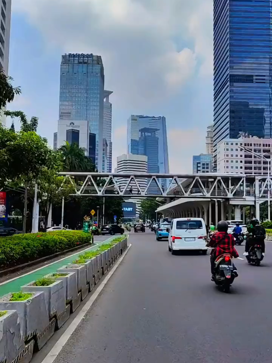 saat melewati underpass jalan Galunggung arah BNI 46 . nikmatin aja view videonya selama perjalanan yaa  🙌😄 ... nikmati dengan smooth , suka videonya? tinggal download / save aja biar penuh galeri kalian 🙌🙋 😄  #estetik #JalanJalan #fyp #tiktoktravel #foryoupage❤️❤️ #viral #cityview #trending