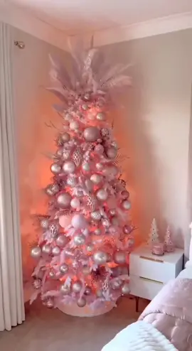 ✨🎄 Árvore de Natal de Luxo Branca 🎄✨ Transforme sua decoração em um verdadeiro espetáculo de elegância! ❄️✨ Com galhos cheios e acabamento sofisticado, essa árvore branca traz o charme e o brilho do Natal com um toque moderno e luxuoso. 🌟 #natal #decoracaonatalina @tatyfreitas28 @tatyfreitas28 