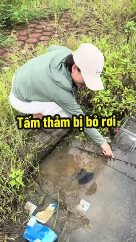 🆘🆘 nhìn kĩ mới thấy tấm thảm nằm bịt miệng cống làm ngập ko thoát được nước . Bé thảm đẹp ntn mà ai nỡ vất đi 🤷‍♀️#dọndẹp #tâyruadanang #lụt 