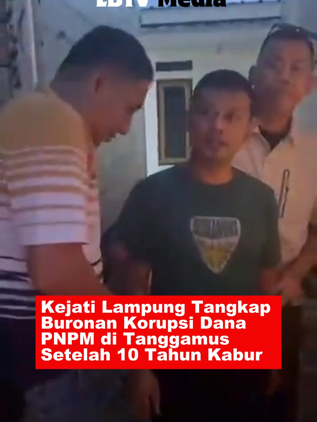 Setelah 10 tahun buron, terpidana kasus korupsi dana PNPM Pedesaan di Tanggamus akhirnya ditangkap Kejaksaan Tinggi Lampung. Pelaku berinisial RLH diamankan tanpa perlawanan di Bandar Jaya Barat, Lampung Tengah. Dana yang seharusnya untuk pemberdayaan perempuan desa justru diselewengkan hingga merugikan keuangan negara. Kejati Lampung menegaskan, tak ada tempat aman bagi buronan hukum. “Status buronan tidak akan menghapus perbuatan pidana. Putusan pengadilan yang telah berkekuatan hukum tetap, akan tetap dieksekusi,” tegas Seksi Penerangan Hukum Kejati Lampung, Ricky Ramadhan. #BeritaTerkini #KejatiLampung #BuronanKorupsi #KorupsiPNPM #Tanggamus #LampungTerkini #BeritaLampung #LBTVMedia #OperasiSenyap #Kejaksaan #KasusKorupsi #Hukum #ViralLampung #BeritaViral #NewsUpdate #BeritaHariIni