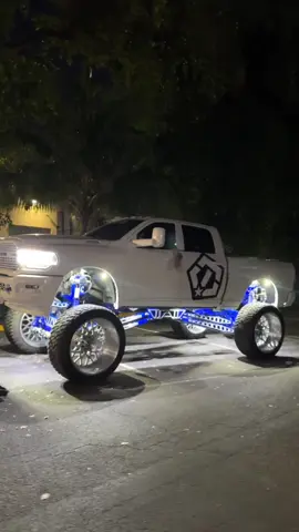 We all have the one friend that’s a REEL DRIVER but tows his dodge around town 😂 #hualer #sema @Xan @Thomas Lombardi 