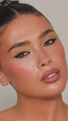 Bombshell glam on @Alexis Braun 💖 Recreate the look: ⭐️Bi-Liner Eyeliner in Truth or Dare ⭐️ChromaPlus Palette in Flickering Sands ⭐️Sudden Heat Creamy Bronzer Stick in Spark ⭐️Cheek Thrills Fave Trio in Blind Date ⭐️Continuous Setting Mist