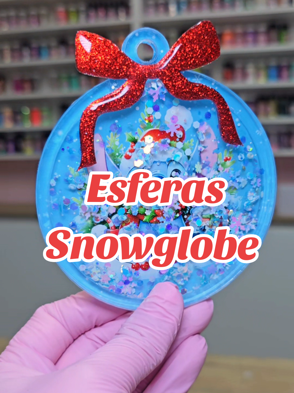 La temporada para bonita y esperada del año está cada vez más cerca!!! 🎄 Y que mejor producto para abrir campaña que las infaltables esferas navideñas👌  Dale un giro a lo clásico con nuestras bellas esferas Snowglobe ☃️ Trasmiten la magia de la Navidad en cada movimiento ✨️ Ahhh, pero esta no es la única técnica que te enseñaré, son 3 diferentes 😱 porque para la creatividad no hay límites 🥳 •Taller Express Esferas Navideñas Virales• Fechas: Viernes 31 Octubre: Turno mañana 10 a 1pm  Turno tarde 3pm a 6pm  *8 cupos por turno* Comenta NAVIDAD para enviarte la info ✨️ #esferas  #esferasnavideñas  #navidad2025  #navidad #emprende 