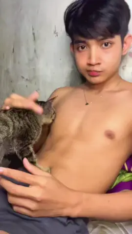 kucing ku kenapa suka banget begini dah, kucing kalian begini juga nggak si? 🥰 #CowokGanteng #CowokCakep #PesonaPriaIndonesia #Sixpack #CwkGantengCakep 