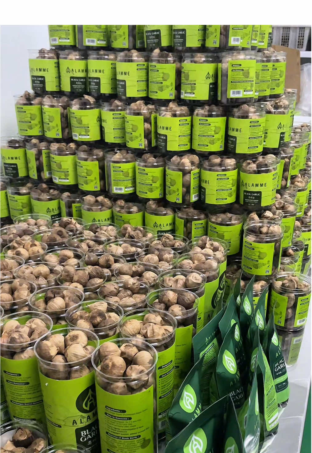 Black garlic atau bawang hitam tunggal dari Alamme ini sudah menjalani proses fermentasi di suhu yang pas sehingga siap dikonsumsi tanpa ribet #blackgarlic #bawanghitam #bawanghitamtunggal #blackgarlicbawanghitam #alamme 