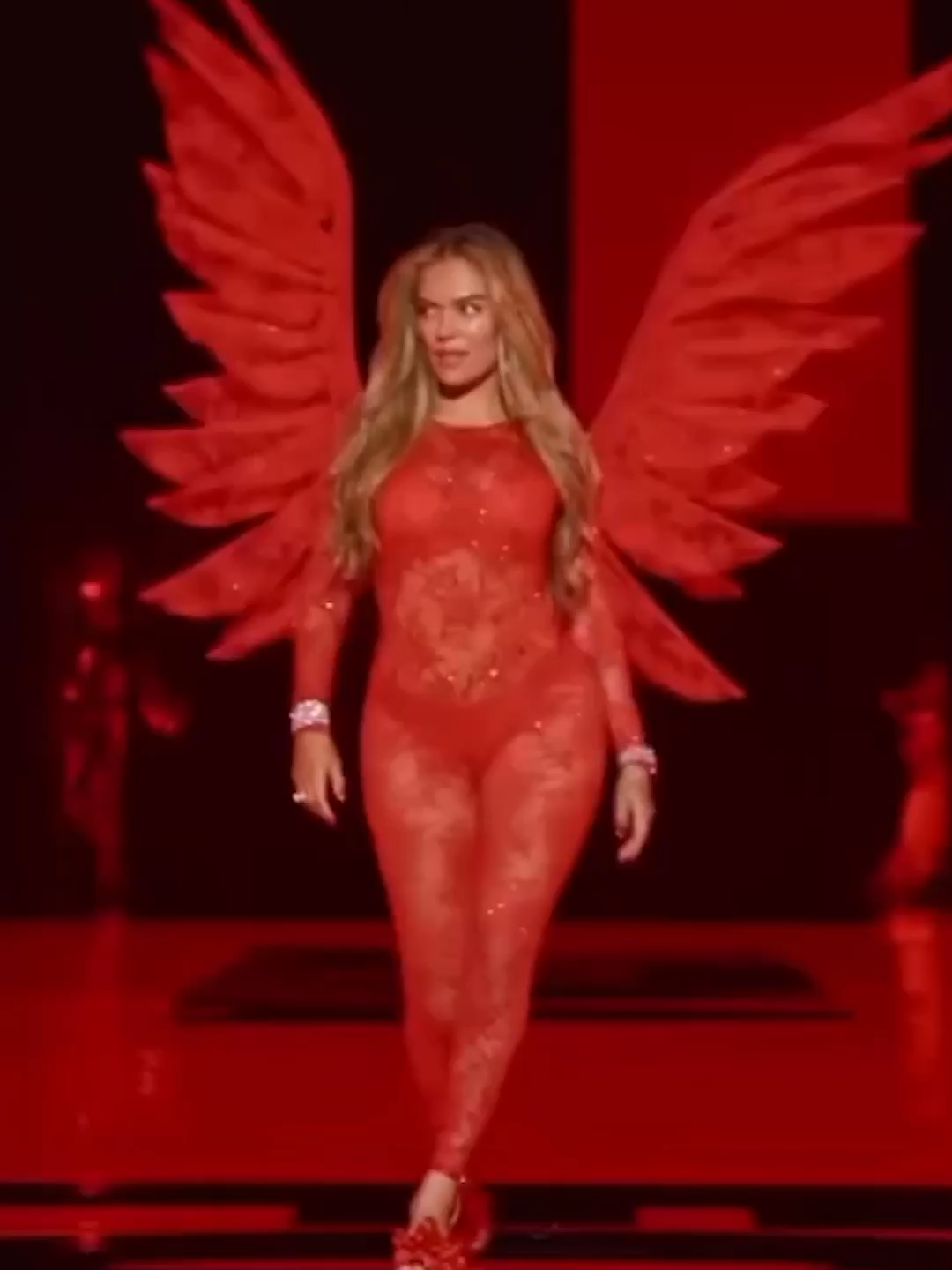La cantante colombiana Karol G desfiló en el Victoria Secret Fashion Show 2025. #Latinus #InformaciónParaTi