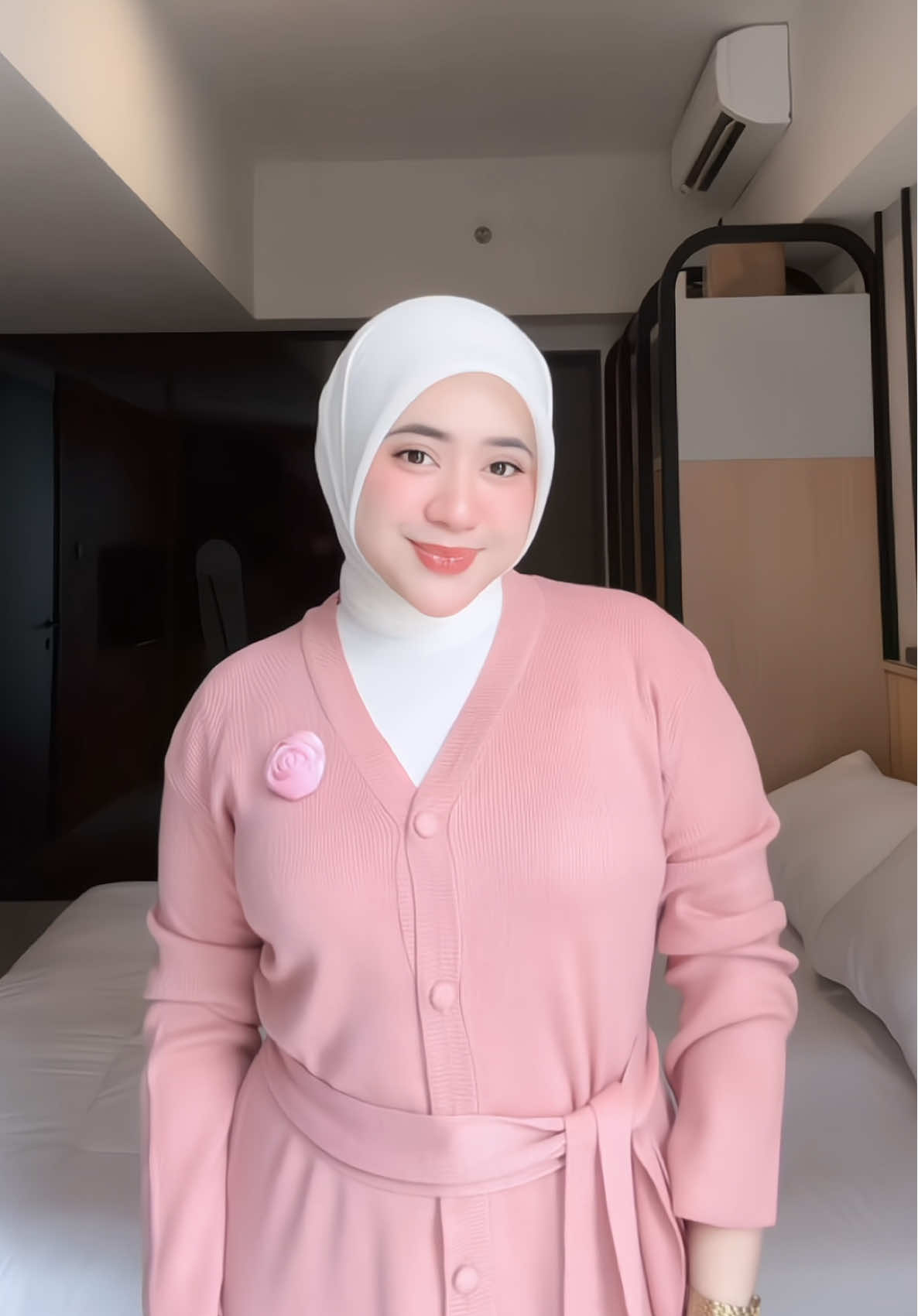 cardigan terlucu yang aku punya unik sekalii🤏🏻💗 #cardigan #cardiganrajut #cardiganoutfit #ootdhijab #ootdhijabstyle 