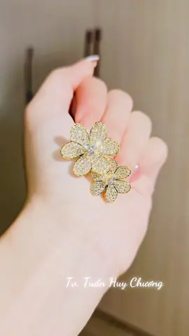 Nhẫn hoa modern v.610 em này lên trắng hoặc hồng mang cũng xịn lắm ạ, ngón giữa ngón trỏ gì cũng ngầu các nàng ơi 🤩😎
