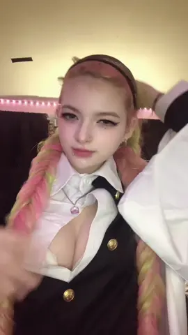 ignore how greasy my hair is i’m about to rebleach my roots and i need it to be oily 😛 #mitsuricosplay #anime #demonslayer #cosplay #mitsuri 