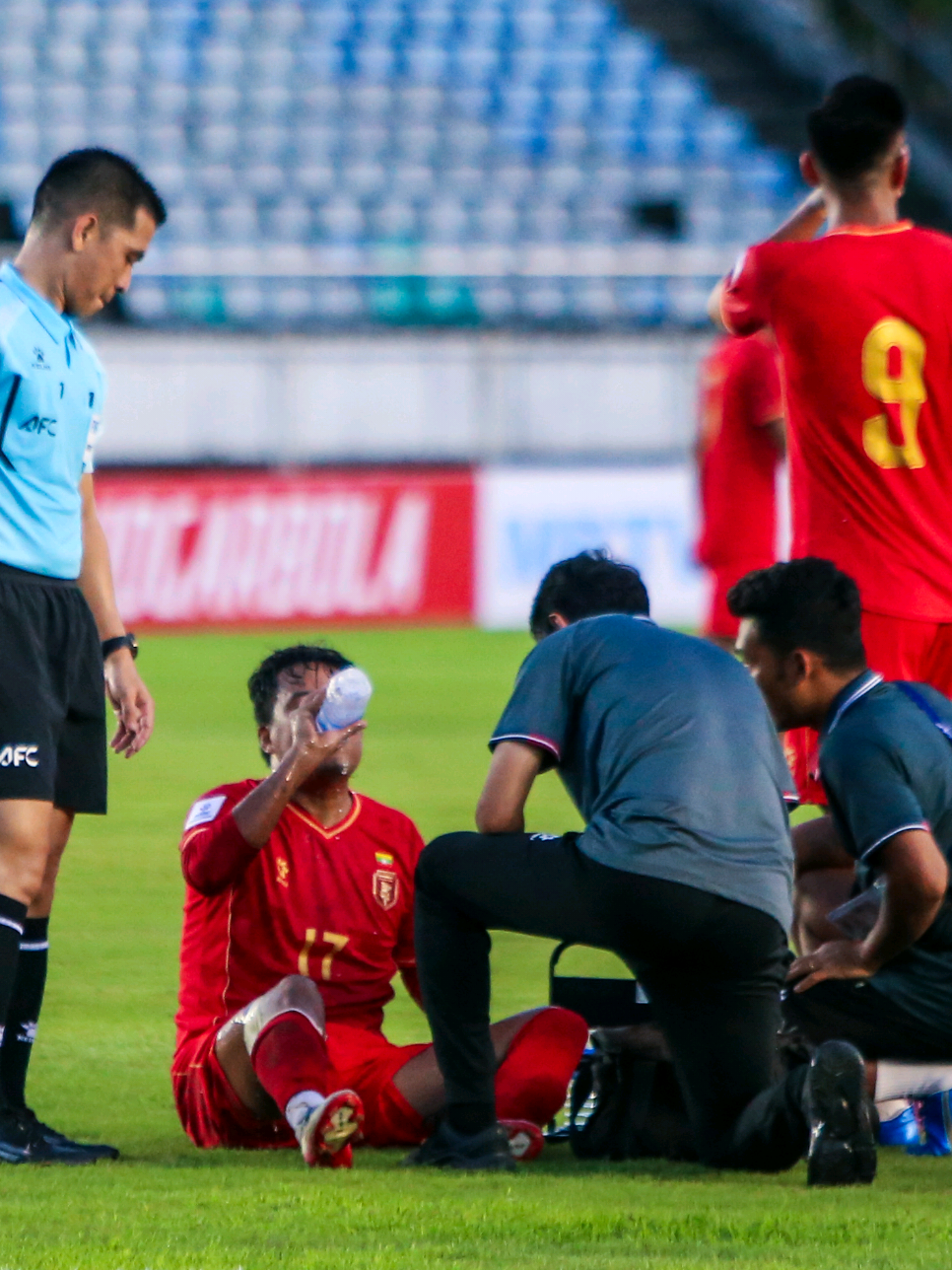 သီဟထက်အောင် ဒူးဒဏ်ရာ MRI ရိုက် စစ်ဆေးရမယ် 😔 --------- ဆီးရီးယားနဲ့ကစားခဲ့တဲ့ အာရှဖလားခြေစစ်ပွဲ ဒု-အကျော့ပွဲစဉ်မှာ ဒူးဒဏ်ရာ ရရှိခဲ့တဲ့ နောက်ခံလူ သီဟထက်အောင်ရဲ့ ဒူးဒဏ်ရာအခြေအနေက မနက်ဖြန်မှာ MRI ရိုက် စစ်ဆေးပြီးမှ ပြင်းထန်မှုအခြေအနေကို သိရမယ်လို့ ကာယကံရှင်က i Sports ကို ပြောပါတယ်။  သီဟထက်အောင်ဟာ မိခင်ကလပ် ပက်တနီအသင်းမှာ ကစားစဉ်ကတည်းက ဒူးဒဏ်ရာရခဲ့တာဖြစ်ပြီး ဒဏ်ရာကြောင့် ဆီးရီးယားနဲ့ ကစားခဲ့တဲ့ ပ-အကျော့ပွဲစဉ်ကိုလည်း လွဲချော်ခဲ့ပါတယ်။  မနေ့က ကစားခဲ့တဲ့ ဆီးရီးယားနဲ့ပွဲမှာတော့ သီဟထက်အောင်ဟာ ဒဏ်ရာအကင်းမသေဘဲ ဝင်ရောက်ကစားခဲ့တာဖြစ်ပြီး ဒဏ်ရာဟောင်း ပြန်ထိခဲ့တာလို့လည်း သိရပါတယ်။  Please Like & Follow iSports Page  #သီဟထက်အောင် #MyanmarNationalTeam #AsianCupQualifiers #TeamMyanmar #iSports 