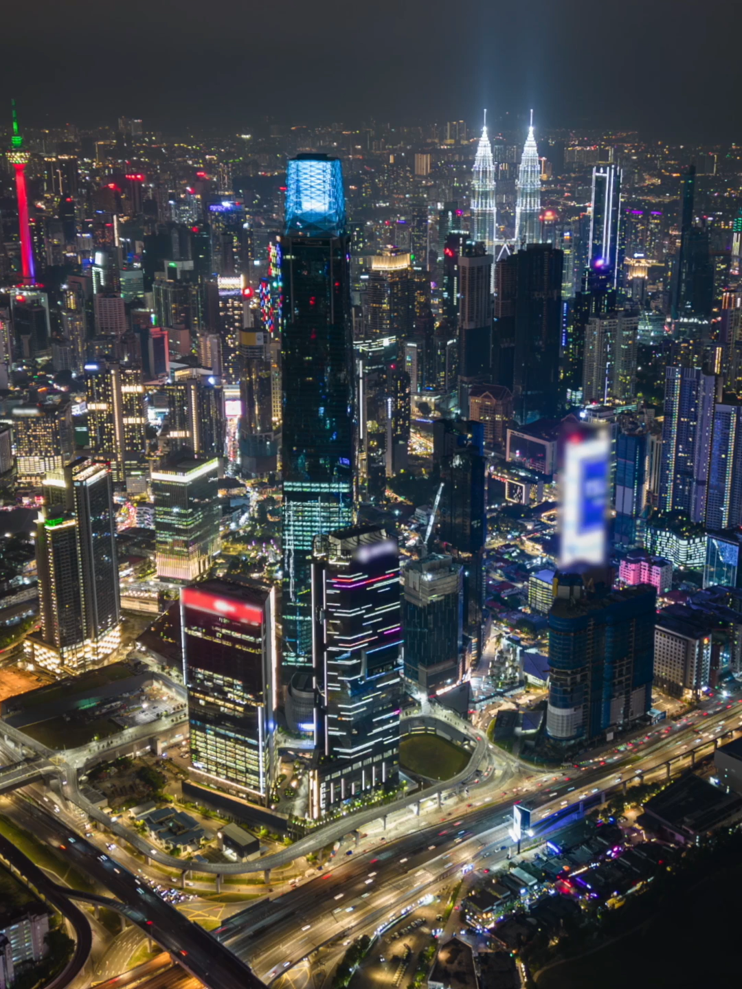 Pelaburan AI, Semikonduktor & Tenaga Hijau Lonjak Malaysia ke Arah Negara Maju Belanjawan 2026 menandakan langkah berani Malaysia menuju status negara maju dengan fokus pada tiga pemacu utama: Kecerdasan Buatan (AI), semikonduktor dan tenaga hijau. Kerajaan memperuntukkan dana besar bagi mempercepat pelaburan strategik yang menjanjikan pekerjaan bernilai tinggi dan daya saing global. Lonjakan Pelaburan Strategik Melalui inisiatif GEAR-UP, GLIC akan menyuntik RM30 bilion, manakala kerajaan menyediakan RM50 bilion pinjaman dan jaminan untuk menyokong usahawan tempatan. Khazanah Nasional dan KWAP turut berganding bahu melabur RM550 juta dalam ekosistem semikonduktor, sektor penting yang menjadi nadi kepada kemajuan AI global. Hab Digital dan Infrastruktur Baharu Untuk mengukuhkan kedudukan Malaysia sebagai hab digital serantau, kerajaan memperuntukkan RM2 bilion bagi infrastruktur awan AI berdaulat dan RM2 bilion lagiuntuk projek sambungan kabel dasar laut Madani. Komitmen terhadap Tenaga Hijau Sebanyak RM16.5 bilion akan digerakkan oleh GLIC dan GLC bagi mempercepatkan pelaksanaan Pelan Hala Tuju Peralihan Tenaga Negara (NETR). Ia disokong kuota baharu 300MWtenaga boleh diperbaharui di bawah skim Feed-In Tariff, menjadikan ekonomi hijau sebagai teras kemampanan negara. Pelaburan Swasta dan Modal Insan PublicInvest Research menjangkakan pelaburan swasta meningkat 7.8% pada 2026, terutama dalam semikonduktor, tenaga boleh diperbaharui dan pusat data. Bagi melahirkan tenaga kerja berkemahiran, kerajaan memperuntukkan RM7.9 bilion untuk TVETdan RM3 bilion kepada HRD Corp bagi latihan digital dan teknologi. Ke Arah Ekonomi Berasaskan Inovasi Belanjawan 2026 bukan sekadar rancangan fiskal, tetapi strategi menyeluruh berpaksikan teknologi, inovasi dan kelestarian seiring dengan Pelan Induk Perindustrian Baharu 2030 (NIMP 2030) dan RMK13. Cukai karbon yang bakal dilaksanakan pada 2026 turut menegaskan komitmen Malaysia terhadap ekonomi hijau dan perubahan iklim. Malaysia kini bersedia melangkah ke fasa baharu ekonomi maju berasaskan AI, semikonduktor dan tenaga hijau. #MalaysiaMADANI #RancakkanMADANI #InovasiMADANI #Belanjawan2026 #RMK13 #PelaburanAI #Semikonduktor #TenagaHijau #GEARUP #NETR #NIMP2030 #TVET #fypシ゚viral