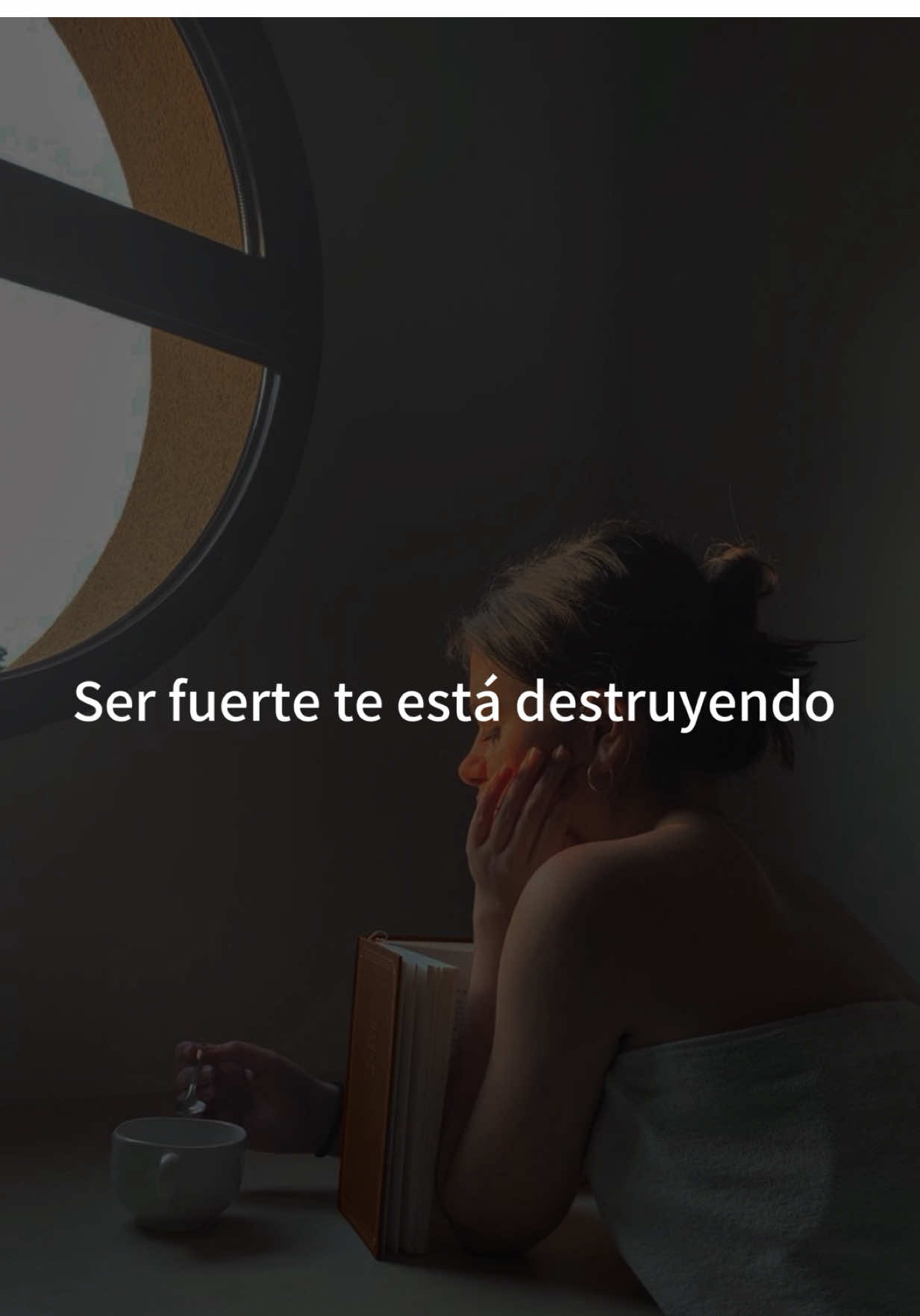 Ser fuerte todo el tiempo también duele. No tienes que sostenerlo todo sola. 🌙 Sígueme si también estás aprendiendo a soltar sin sentirte débil. #amorporpio #cansancio #mujerreal #sanacionemocional #procesosdevida 