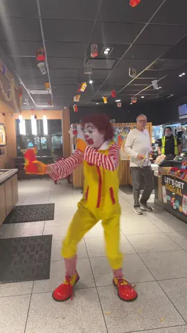 Walk like Ronald. @𝓑𝓻𝓪𝓭𝓵𝓮𝔂 #mcdonalds #funny #meme #dance #ronaldmcdonald 
