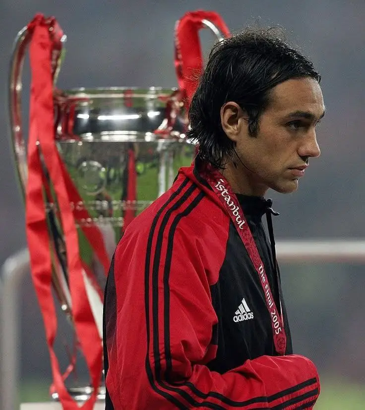 صفات اللاعب أليساندرو نيستا تشمل مهارات الدفاع العالية مثل سرعته، قوته، أناقته في التعامل مع الكرة، وقدرته على التدخل، بالإضافة إلى الذكاء الكروي، الشخصية القوية، والقدرة على توزيع الكرة. يُعتبر من أعظم المدافعين على مر العصور.  صفاته كلاعب دفاعي مهارات التدخل: اشتهر بقدرته العالية على التدخل في الوقت المناسب. السرعة: كان يتمتع بسرعة ممتازة في الملعب. الأناقة: تميز بأسلوبه الأنيق في التعامل مع الكرة والمواقف الدفاعية. الرقابة: كان يراقب خصومه بدقة عالية. التعامل مع الكرة: أظهر قدرة جيدة على استخدام الكرة وتوزيعها.  صفات أخرى الذكاء والشخصية: اتسم بالذكاء وقوة الشخصية منذ صغره. القيادة: كان قائداً في الملعب وبلا منازع. الروح الرياضية: يُعد مثالاً للرياضي المحترف الذي يقدر اللعبة. الولاء: أظهر ولاءً كبيراً للأندية التي لعب لها. المهارة الفنية: كان يتمتع بمهارات فنية عالية مما جعل منه مدافعاً شاملاً. #الشعب_الصيني_ماله_حل😂😂 #مشاهدات #100k #مشاهير_تيك_توك_مشاهير_العرب 