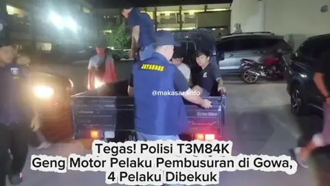 Polisi akhirnya menangkap empat kawanan geng motor pelaku pembusuran yang terjadi di Kelurahan Romangpolong, Kecamatan Somba Opu, Kabupaten Gowa, Sulawesi Selatan pada Selasa malam (14/10/2025). Dua pelaku bahkan ditembak Polisi. “Alhamdulillah, tim gabungan Jatanras Polres Gowa bersama Unit Kamneg Satintelkam Polres Gowa berhasil mengamankan empat orang pelaku pembusuran yang mengenai belakang telinga korban,” ujar Kapolres Gowa AKBP Muhammad Aldy Sulaiman saat merilis pelaku pada Rabu malam (15/10/2025). Menurit Aldy, dari empat pelaku diamankan, dua diantaranya merupakan anak di bawah umur. Sementara dua pelaku lainnya masih dalam pengejaran dan masuk dalam daftar pencarian orang (DPO). “Saat ini keempatnya telah ditetapkan sebagai tersangka, sedangkan dua rekan lainnya masih dalam pengejaran,” tambahnya. Kasus ini berawal dari laporan masyarakat terkait dugaan penganiayaan berat dan pengeroyokan di Jalan Macanda, Kelurahan Romangpolong, Kecamatan Somba Opu. Berdasarkan laporan polisi korban, tim gabungan Polres Gowa  dari Unit Jatanras Satreskrim dan Unit Kamneg Satintelkam langsung bergerak ke lokasi melakukan penyelidikan. Polisi memperoleh informasi bahwa salah satu pelaku berada di Jalan Kajenjeng, Kelurahan Tamangapa, Kecamatan Manggala, Kota Makassar. Tim kemudian menuju lokasi dan berhasil mengamankan pelaku beserta barang bukti. Baca selengkapnya https://celebes.inews.id/read/644791/tegas-polisi-tembak-geng-motor-pelaku-pembusuran-di-gowa-4-pelaku-dibekuk