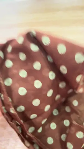 Chỉ có vài chục ka. có ngay em khăn lụa phối đồ cùng áo, cùng quần hoặc tạo nơ cổ rất đẹp. Đáng để mua #khăn #xuhuong 