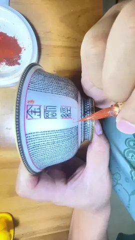 Handwritten miniature books by artisans in Jingdezhen: Writing on porcelain is as smooth as flowing water; every stroke and letter showcases great  #JingdezhenCeramics #CeramicCollection #CeramicCulture #HandpaintedCeramics #CeramicArtisans