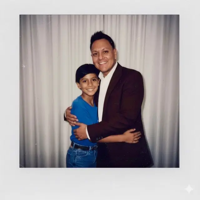 Cierro los ojos y me veo de niño tan puro tan inocente que solo quería amar.  Y hoy lo abrazo y le digo al oído “ya no tienes que temer yo nunca más te voy a dejar”. Hoy soy leal a mí ya no me vuelvo a traicionar. Mi cuerpo es mi templo mi alma quiere brillar. Ya no busco afuera lo que soy, ya no tengo que demostrar. Ya entendí no fue culpa fue protección, y ahora desde el amor reconstruyo mi verdad. Elijo mi lealtad interna mi libertad. Mi alma no se quiebra más. Honro mi verdad incluso cuando otros no la entiendan. Soy leal a mis emociones no me traiciono por complacer, mi confianza nace de mí no de lo que otros hacen. Mi palabra tiene poder y construye mi realidad. Me merezco relaciones sanas, fieles y conscientes, elijo el Amor Propio por encima de cualquier miedo. Confío en mí me respeto me sostengo, soy libre de repetir traiciones del pasado. Me perdono por cada vez que me fallé,  soy mi mejor compañía mi refugio mi lugar favorito. A’Ho 🥺💙🧘🏽‍♂️🙌🏽