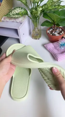 Dép xốp đúc nguyên khối, mang siêu êm, dép siêu bền và co dãn đàn hồi thoải mái #tuyetnhihome #muataitiktok #depditrongnha #depdimua #depdibien 