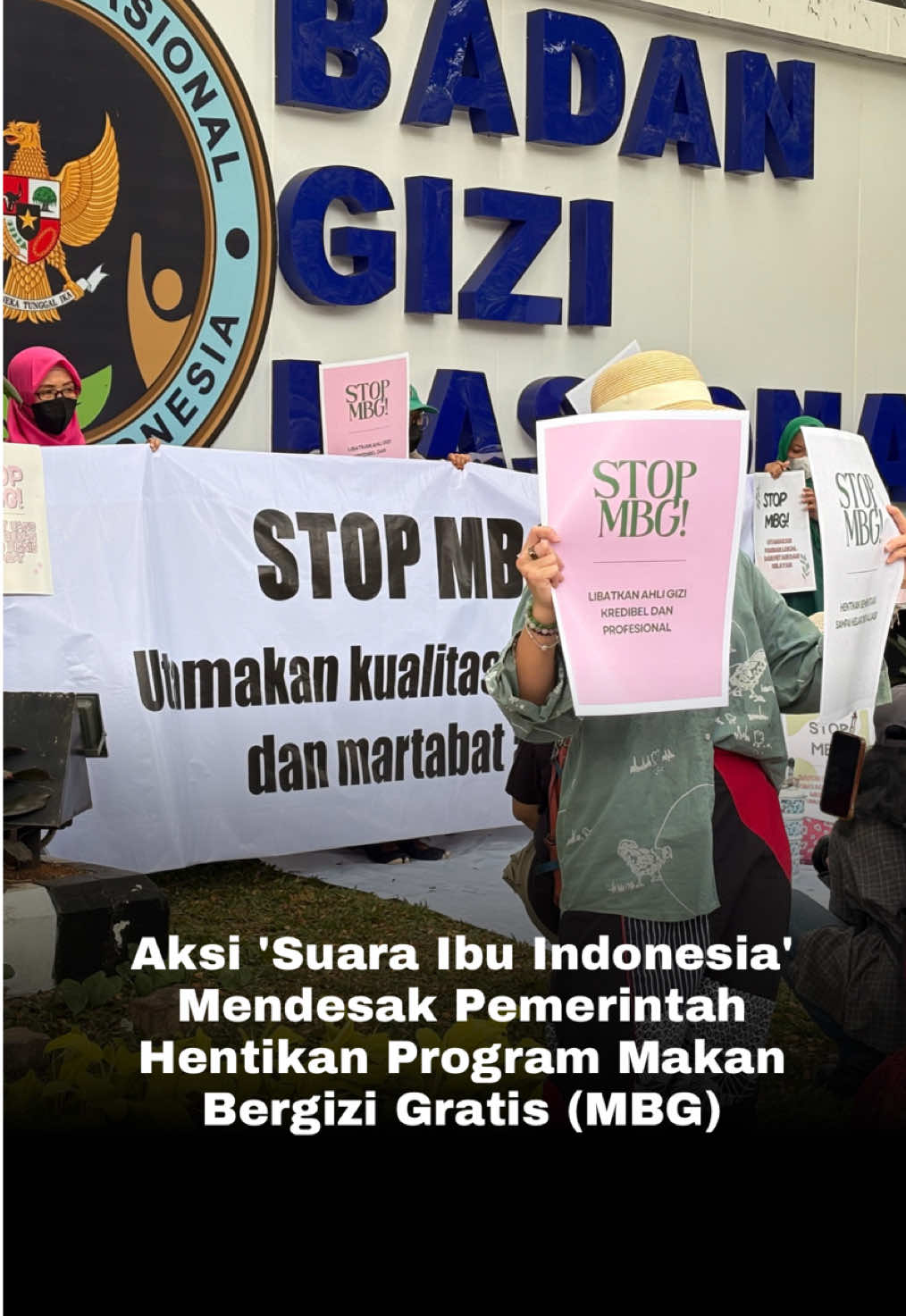 Suara Ibu Indonesia dan Jaringan melakukan aksi di depan kantor Badan Gizi Nasional untuk menuntut program Makan Bergizi Gratis (MBG) dihentikan pada Rabu, (15/10). Aksi ini menuntut pemberhentian program MBG karena dinilai gagal memenuhi hak atas anak dalam kesehatan dan juga adanya keterlibatan TNI/POLRI dalam penyelenggaraan MBG. Dalam aksi ini, para massa aksi menyampaikan berbagai keprihatinan dan kemarahan yang mendalam atas kasus keracunan massal yang berulang menimpa ribuan anak sekolah akibat program MBG.