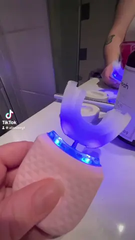 Une minute par jour pour un sourire éclatant ✨ Cette brosse à dents automatique fait tout pendant que je bouge juste de gauche à droite 😌 Lumière UV pour des dents plus blanches 🌟 Et 3 modes de vibration pour un lavage vraiment complet 🪥 Dispo sur TikTok Shop 👇 #Collab #Smile #cleanvibes #produitoffert #tiktokshop 