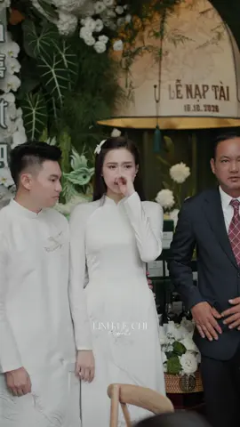 Khoảng khắc cô dâu Đỗ Hà không kìm được nước mắt khi được mẹ trao vàng trong ngày lễ nạp tài. Nhìn ánh mắt, cử chỉ cũng đủ thấy chú rể Viết Vương yêu nàng hậu cỡ nào💓  #linhlechi #linhlechiteam #hoahaudoha #vietvuongdoha #dohawedding 