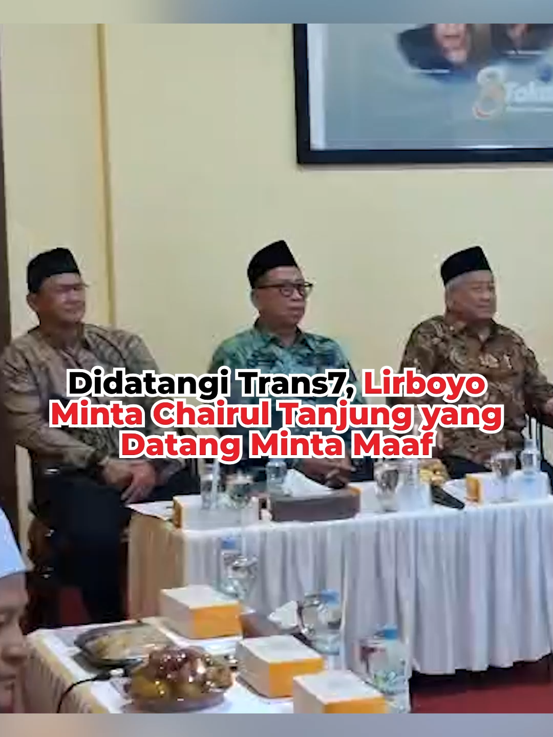 Didatangi Trans7, Lirboyo Minta Chairul Tanjung yang Datang Minta Maaf Kediri, IDN Times - Perwakilan dari Tim Trans7 mendatangi Pondok Pesantren Lirboyo, Kota Kediri, Rabu (15/10/2025). Kedatangan mereka untuk menyampaikan permohonan maaf atas tayangan dalam program mereka Xpose Underscored yang dinilai melecehkan Kiai Sepuh KH Anwar Manshur. Permohonan maaf itu disampaikan oleh Direktur Produksi Trans7, Andi Chairil yang didampingi Prof Mohammad Nuh. Keduanya tiba di kompleks Ponpes Lirboyo dan diterima oleh pengasuh pondok, KH Abdul Muid Shohib, bersama sejumlah pengurus. Pertemuan berlangsung secara tertutup selama kurang lebih dua jam. Reporter: Bramanta Putra Video Editor: Athif Aiman #IDNTimes #IDNTimesNews #tiktoknews #tiktokberita #IDNTimes_nai