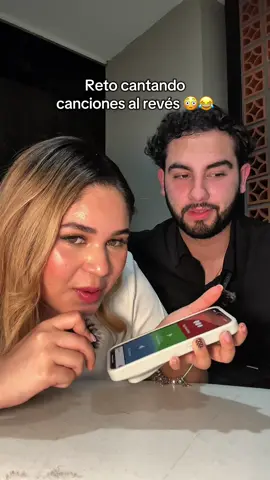 Reto cantando al revés 😳😂 #couple #humor #comedia 