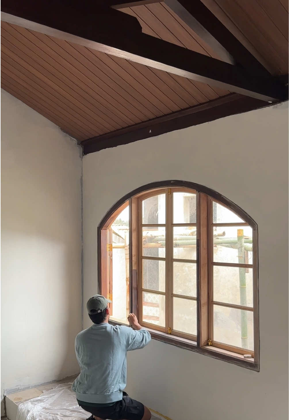 Update progres rumah 🏡  Rapihin  bagian dalem belakang rumah tepatnya di belakang ruang tamu,  Ntah lah  udah berapa lama ini ngerjainnya  soalnya diseling sama ruangan lain juga banyak banget PRnya 😅tapi menikmati tiap prosesnya :) Tralis tangganya juga baru kepasang, ini bagian yang paling terakhir karena bener 2 mikirin modelnya biar beda dan berkarakter👌🏼