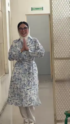Nikita Mirzani Bacakan Pledoi di Persidangan Hari Ini Jakarta, 16 Oktober 2025 – Artis Nikita Mirzani kembali menjalani sidang lanjutan di Pengadilan Negeri Serang dengan agenda pembacaan nota pembelaan atau pledoi dalam kasus dugaan pemerasan dan tindak pidana pencucian uang (TPPU). Dalam persidangan sebelumnya, Jaksa Penuntut Umum (JPU) menuntut Nikita dengan hukuman 11 tahun penjara serta denda sebesar Rp 2 miliar, subsider 6 bulan kurungan. Sidang hari ini menjadi kesempatan bagi pihak Nikita dan tim kuasa hukumnya untuk menyampaikan pembelaan atas dakwaan tersebut. Mereka berupaya meyakinkan majelis hakim bahwa tuntutan JPU tidak berdasar dan meminta agar Nikita dibebaskan dari seluruh tuduhan. Kasus ini menjadi perhatian publik sejak awal karena melibatkan nama besar di dunia hiburan tanah air. Sidang berikutnya dijadwalkan untuk mendengarkan tanggapan dari pihak jaksa atas pledoi yang disampaikan. #sidangnikitamirzani #mediaonline #fyp #fypシ 
