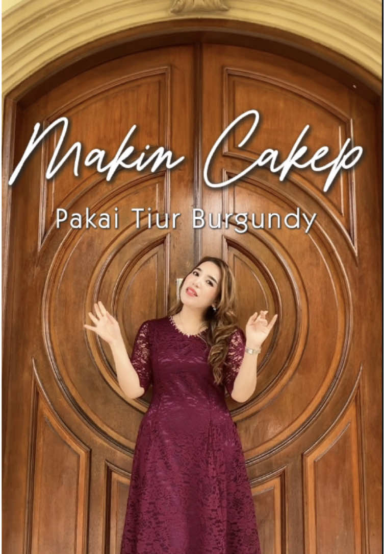 JOIN LIVE SIANG INI ‼️ Kalau cewek cakep pasti pilihnya warna ‘Burgundy’ nih !!! #dress #brukat #wanita #burgundy #natal 