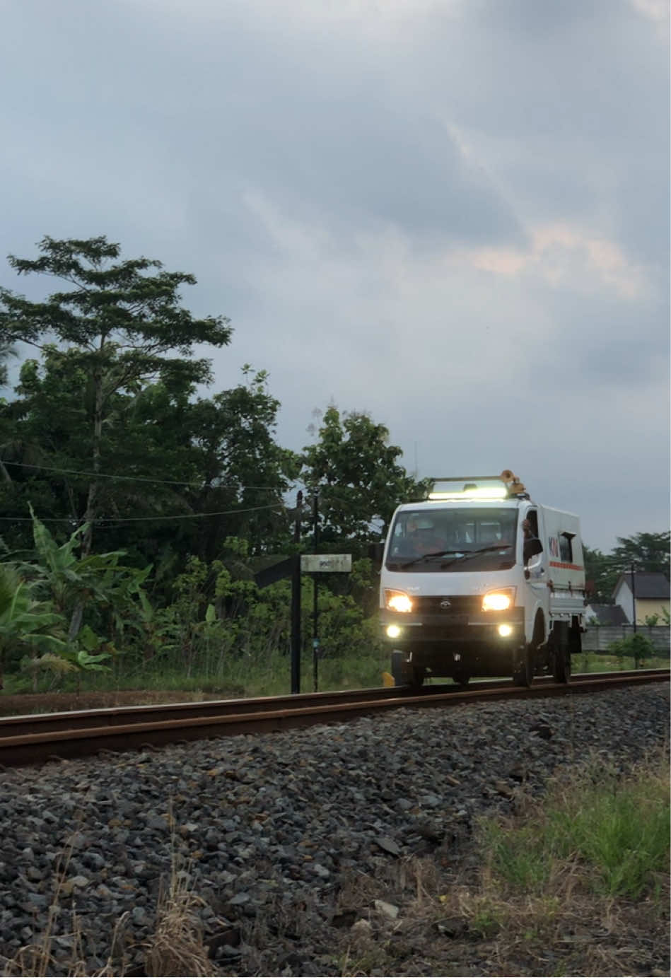 Mobil yang bisa berjalan di rel ya TATA 🤣 #keretaapi #railfansindonesia #banjarpatroman #tata #fypシ゚ 