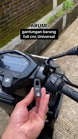 Gantungan/cantolan barang buat semua motor original dari arm#gantunganbarang #cantolanbarang #cantolanmotor #gantunganaksesoris #arumimotoparts 