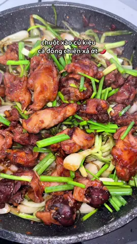 Sắp hết mùa chuột mỡ nên tranh thủ làm món chuột xào củ kiệu ăn hao cơm lắm nha, em chiên thêm mấy con cá đổng, bữa cơm hôm nay đơn giản mà ngon lắm, có anh chị nào không ăn được thịt chuột không 😙#xuhuong #dacsanmientay #amthucmientay #khosangphan #thitchuot 