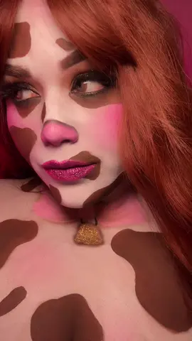 Follow @lilliamarocho my new account ✨🫶🏻👀🐄🩷 #cowmakeuplook #halloween #sabrinacarpenter 