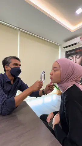 ❤️Ieka bukan jenis yang buat rawatan setiap bulan, tapi bila jerawat mula naik atau kulit meragam, tempat wajib ieka pergi memang  @PesonaClinic Dah biasa dengan cara Dr. Jamil consult  tenang & detail dan tak terus bagi ubat atau rawatan sembarangan.  Doktor akan tengok dulu keadaan kulit, tanya apa yang ieka pakai, baru decide rawatan sesuai. Kadang jerawat ieka naik sebab hormon, kadang sebab stress atau kurang tidur — tapi lepas rawatan dan ikut rutin yang doktor cadangkan, kulit cepat reda. Ieka suka sebab kat sini tak push, tak over-promise. Setiap kali datang, mesti nampak improvement. Parut makin pudar, jerawat cepat kecut. Walaupun ieka tak selalu datang, tapi ieka tahu kalau kulit mula ‘buat hal’, Klinik Pesona tempat paling selamat untuk ieka balik semula. #fyp #new #skincareroutine #pesonaclinic #acnetreatment 