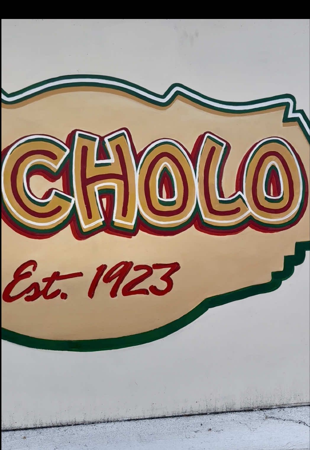 Dinner at El Cholo Santa Monica was 👌🏼 and full of LA history. Founded in 1923, El Cholo is one of LA’s oldest Mexican restaurants and still family-owned to this day. The original location on Western Avenue has been serving Angelenos for over a century, and the Santa Monica spot keeps that same timeless charm. We ordered the famous Carmen’s Original Nachos (on the menu since 1959), split the chicken fajitas, and ended with the creamy flan. I had an horchata (so good)! Loved the casual yet classic ambience and how warm and friendly everyone always is. 💛 . . . . . . . . . . #losangeles #losangelesrestaurants #lafoodie #dinnerinlosangeles #mexicanrestaurant 