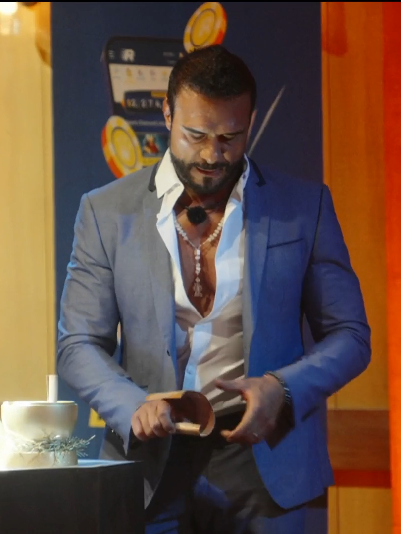 #ElPatrón lee los papeles del huevo dorado. ¡4 granjeros se ponen en peligro en la #Asamblea! 😱🔥👨🏻‍🌾👩🏻‍🌾 🌾 #LaGranjaVIP por #AztecaUNO. Transmisión 24/7 en #DisneyPlus experiencia completa. Durante dos semanas podrás disfrutarla en mis redes: 🌐Sitio Web 📱App TV Azteca En Vivo 💻YouTube #reality