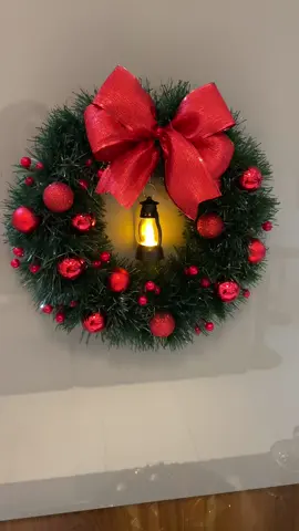 🎄❤️ Natal mais acolhedor começa com uma guirlanda cheia de amor! Guirlanda 35cm  Acompanha luz de led ✨ Enviamos para todo 🇧🇷  📩Para garantir a sua me chame no direct agora mesmo!  #Natal #DecoraçãoDeNatal #Guirlanda #GuirlandaDeNatal #Natal2025              