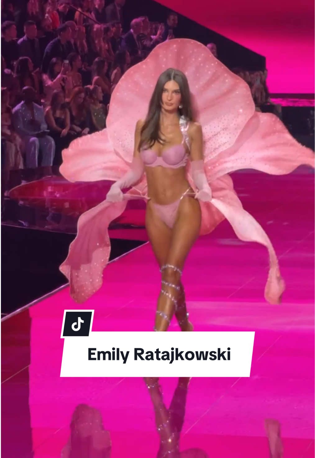 @Emrata walked the @Victoria’s Secret 2025 show in NYC. #voguegermany #emilyratajkowski #vsmodel #victoriassecret #vsangel
