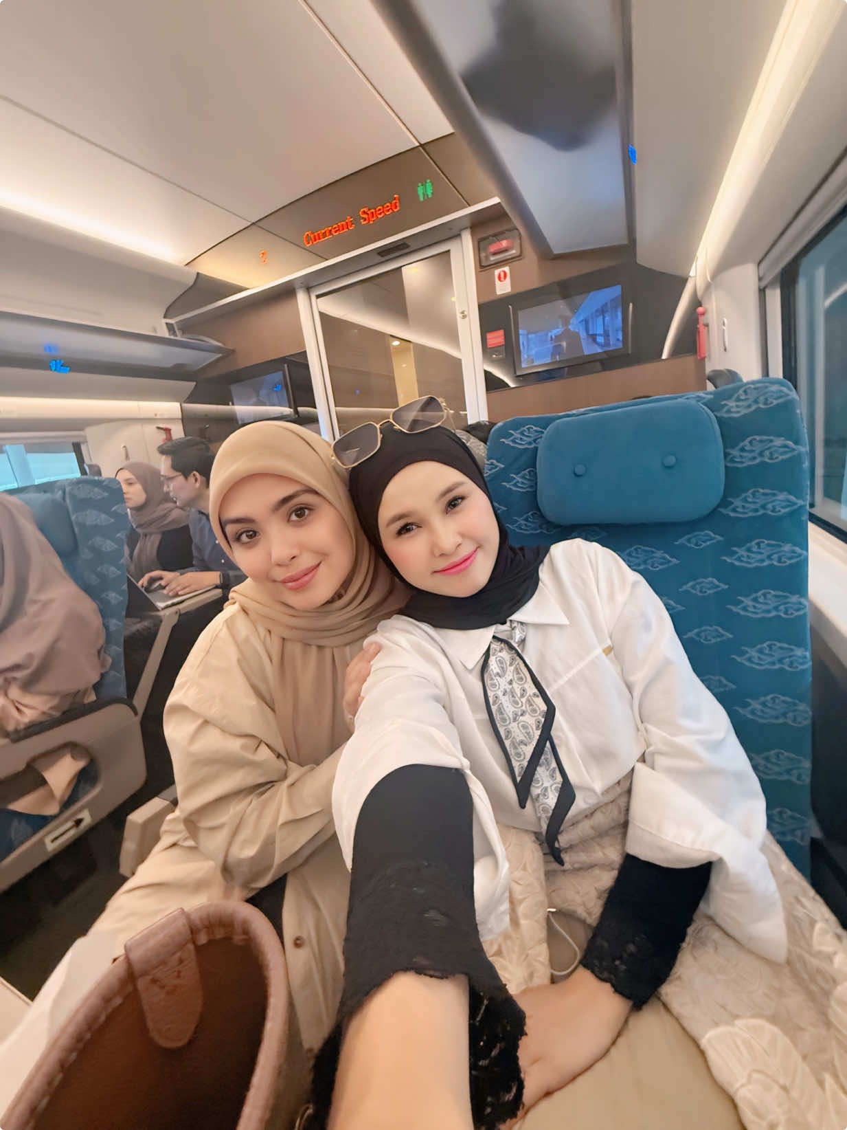 Girls go to Bandung 🥰 #erlyanieownerberl #berl #khaula 