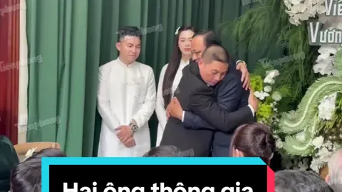 Hai ông thông gia ôm nhau trong ngày vui của Đỗ Hà - Viết Vương #dothiha #hoahaudothiha #hoahauvietnam #tienphong 