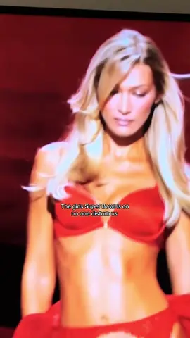 @Victoria’s Secret 2025 😍😍😍 who was your favorite ? I loved Anok and Bella Hadid wow 🤩 also @quenblackwell did so good 🤩🤩 