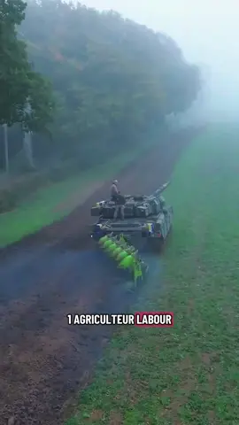 ALERTE INFO🔔🚨 Un agriculteur utilise un ancien char d’assaut pour labourer son champ… Son voisin le dénonce, le GIGN intervient. #info #Insolite #agriculteur #News #France  
