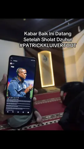 PATRICK KLUIVERT OUT  - - Per hari Kamis, 16 Oktober 2025, Patrick Kluivert telah resmi dipecat oleh Persatuan Sepak Bola Seluruh Indonesia (PSSI) dari jabatannya sebagai pelatih kepala Timnas Indonesia.  Berikut adalah poin-poin penting mengenai pemecatan tersebut: Waktu pemecatan: Pengumuman pemecatan disampaikan setelah rapat Komite Eksekutif (Exco) PSSI pada hari yang sama. Alasan pemecatan: Keputusan ini diambil setelah Timnas Indonesia gagal lolos ke Piala Dunia 2026 di bawah asuhan Kluivert. Kejadian pasca-kegagalan: Setelah kegagalan di Kualifikasi Piala Dunia 2026, Kluivert dan staf pelatihnya tidak ikut pulang ke Indonesia bersama para pemain dan langsung kembali ke Belanda. Desakan publik: Jauh sebelum pemecatan resmi, sudah ada desakan kuat dari publik dan suporter Timnas Indonesia yang menyuarakan tagar 