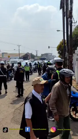 BERITA TERKINI – KARAWANG Ratusan Motor Terjaring Razia Pajak dan Kelengkapan Kendaraan Karawang, 16 Oktober 2025 — Operasi gabungan antara Samsat dan Polres Karawang kembali digelar hari ini di depan Kantor Kecamatan Klari, Kabupaten Karawang. Razia tersebut menyasar kendaraan yang belum membayar pajak serta pengendara yang tidak memiliki kelengkapan surat-surat kendaraan. Sejak pagi, petugas telah berjaga di lokasi dan melakukan pemeriksaan terhadap setiap kendaraan yang melintas. Akibatnya, ratusan sepeda motor terjaring razia karena kedapatan belum melunasi pajak, tidak membawa STNK, atau tidak memiliki SIM. Menurut petugas, operasi ini dilakukan sebagai bentuk penegakan disiplin dan edukasi kepada masyarakat agar lebih taat aturan demi keselamatan dan pembangunan daerah. “Operasi ini bukan hanya penindakan, tetapi juga mengingatkan pentingnya kewajiban pajak kendaraan,” ujar salah satu petugas Samsat. Pengendara yang melanggar diberikan surat tilang serta imbauan untuk segera menyelesaikan kewajiban administrasinya. Operasi serupa direncanakan akan terus digelar di sejumlah titik wilayah Karawang dalam waktu dekat. #KarawangTerkini #seputarpurwakasi #RaziaKendaraan #OperasiPajak   #semuaorang    